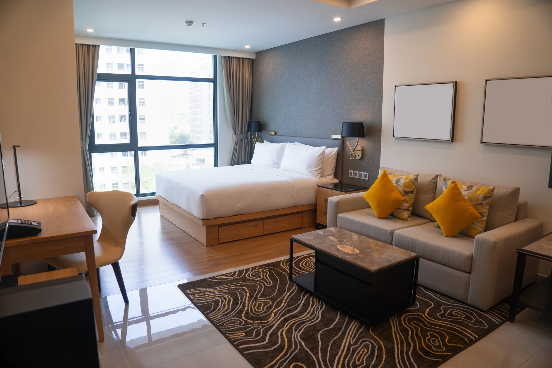 Ad Maiora Apartment: case study · Siti Web Corporate, Content Creation | FV Digital Agency Camera con letto e zona salotto di un appartamento ricettivo moderno: progetto Ad Maiora Apartment di FV Digital Agency