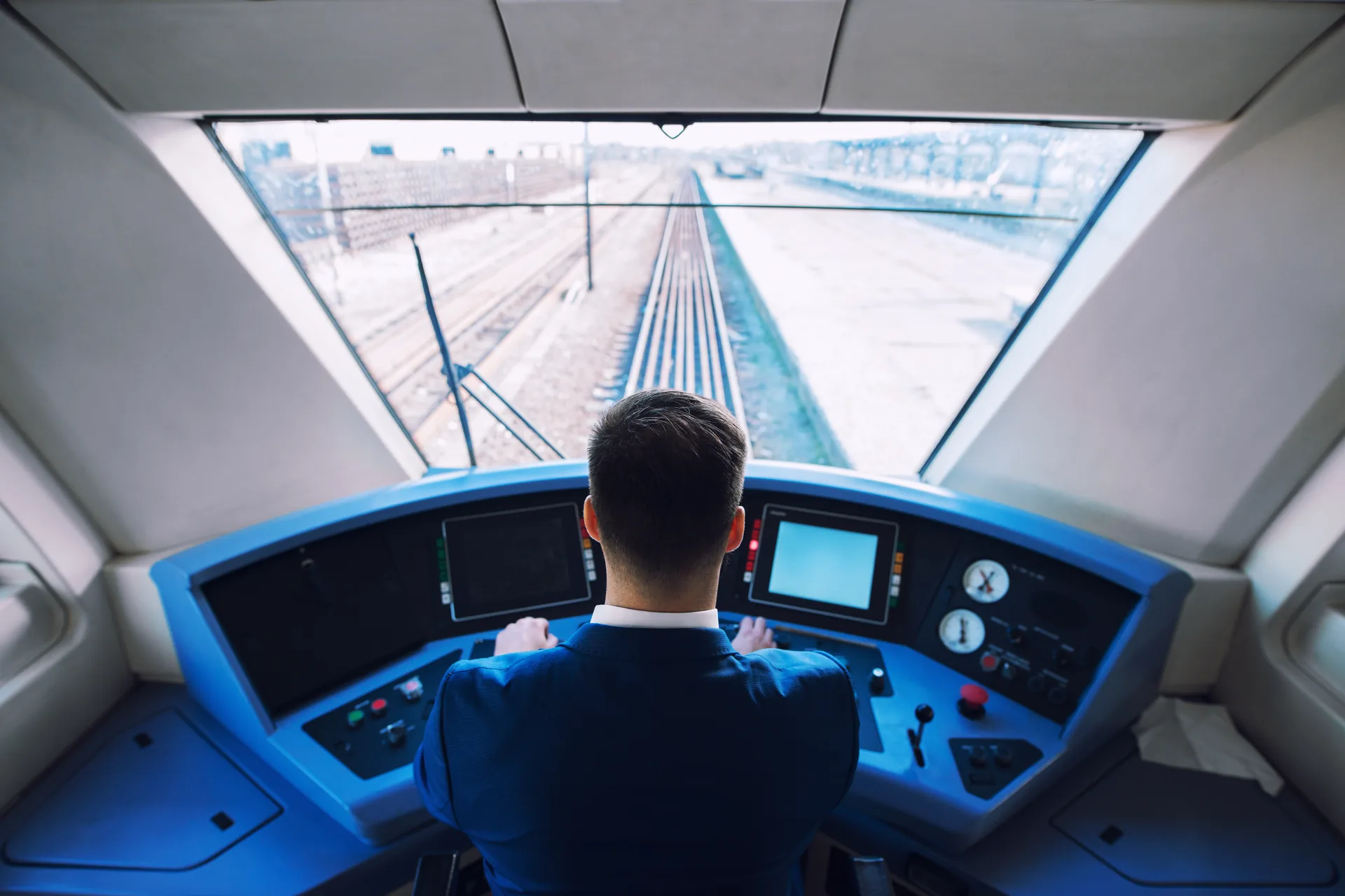 Athena Interactive: case study · Brand Identity, Content Creation | FV Digital Agency Cabina di guida di un treno con il macchinista ai comandi: progetto Athena Interactive di FV Digital Agency