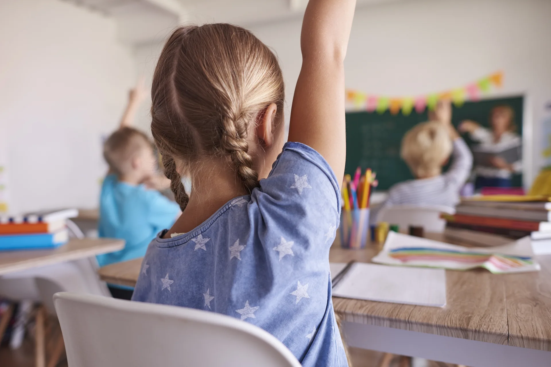 Bambina che alza la mano durante la lezione in classe: progetto Centro Scolastico Belforte di FV Digital Agency