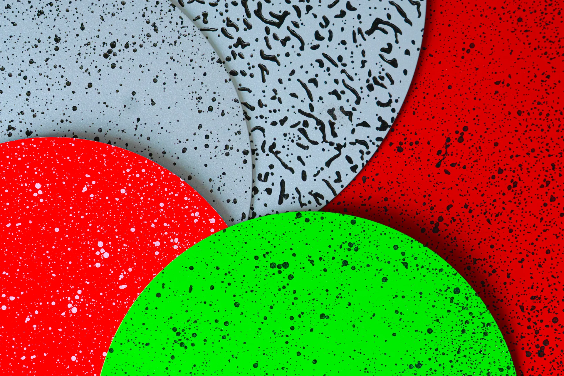 Superfici con rivestimento a puntini colorato in rosso, verde e bianco: progetto FormalCoat di FV Digital Agency