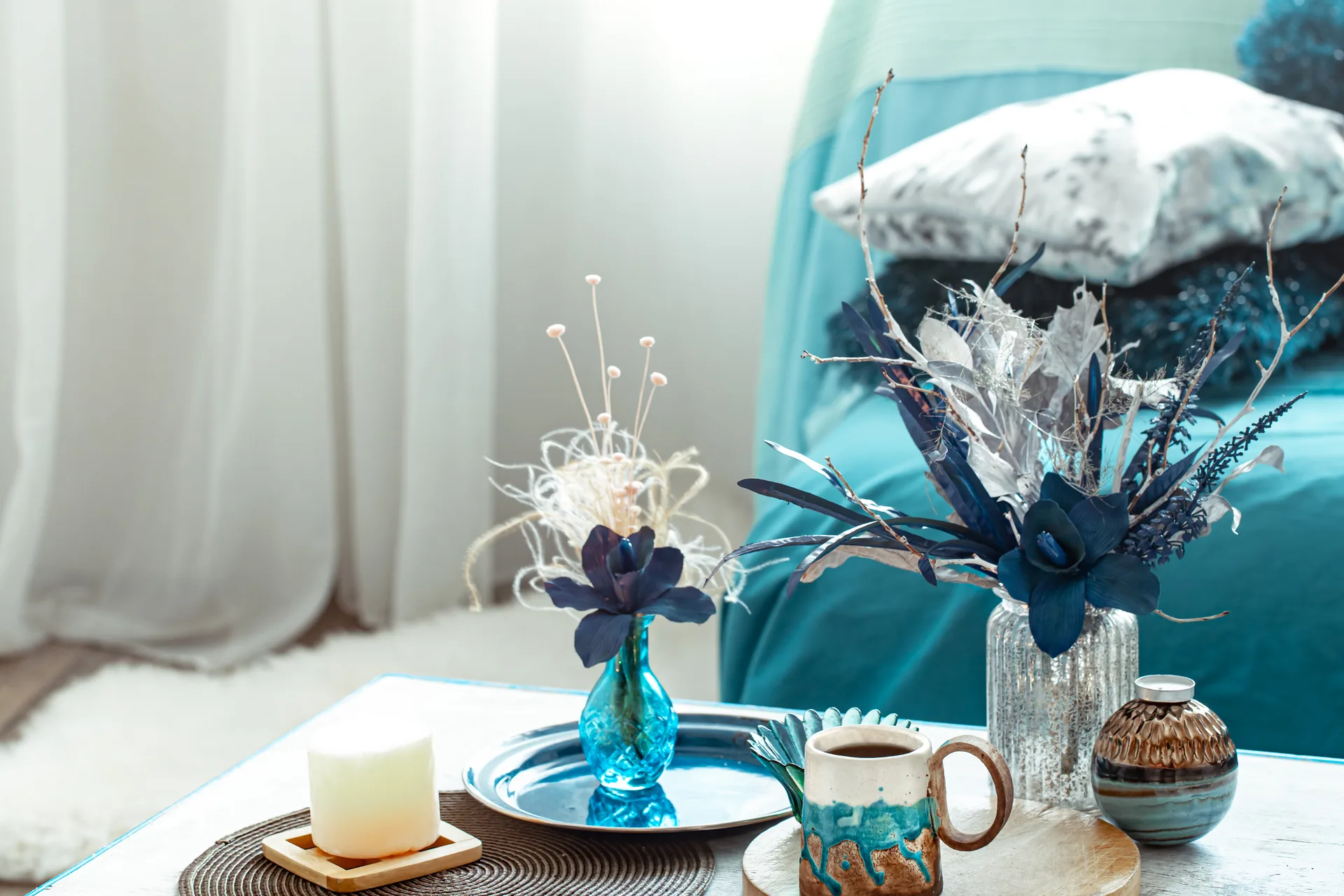 Gusto e Caffè: case study · Soluzioni Digitali Personalizzate, Social Media Management | FV Digital Agency Soggiorno luminoso con fiori decorativi, tazza e candela su un tavolo di legno: progetto Gusto e Caffè di FV Digital Agency