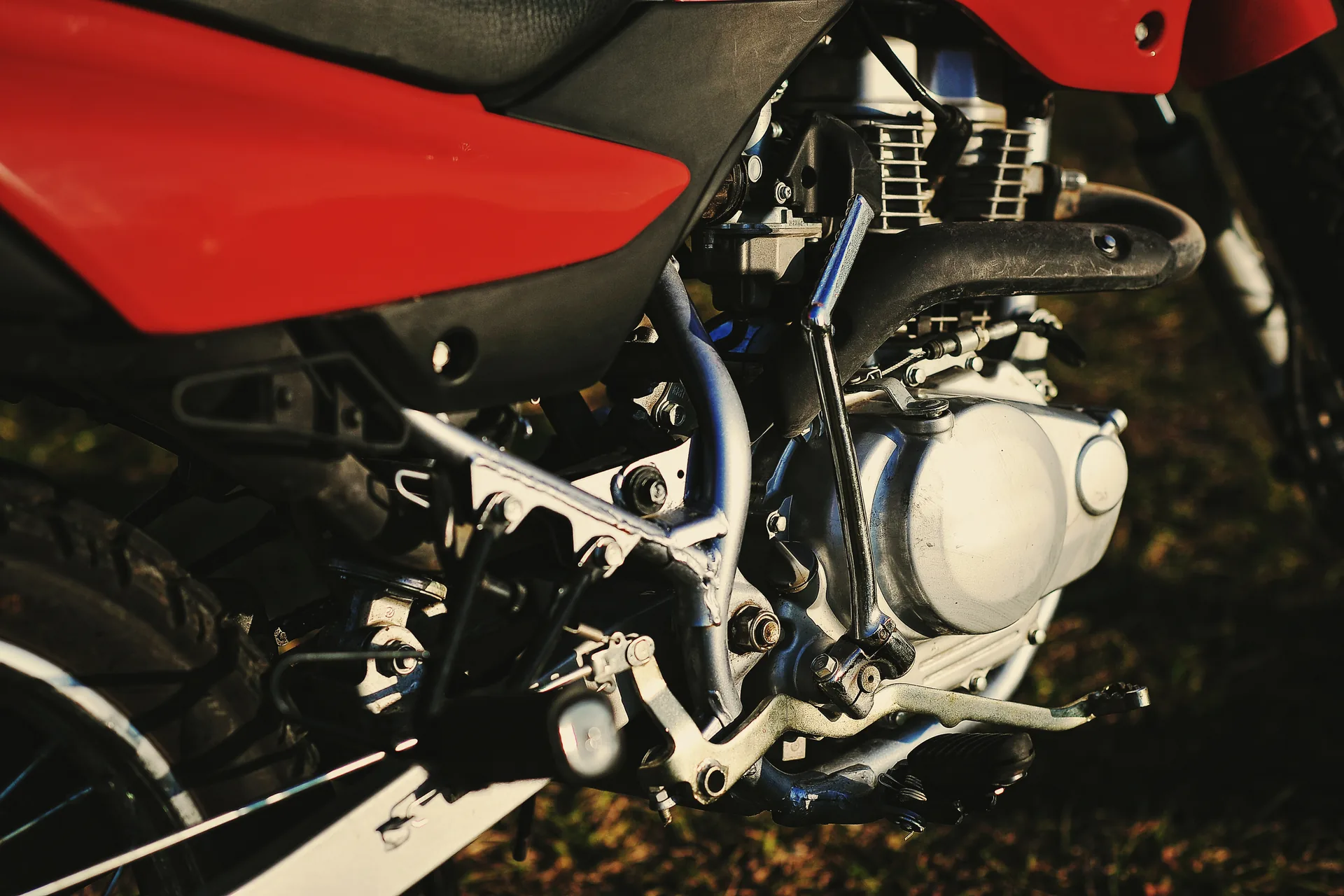 Dettaglio del motore di una moto da enduro rossa: progetto Honda Moto Roma di FV Digital Agency