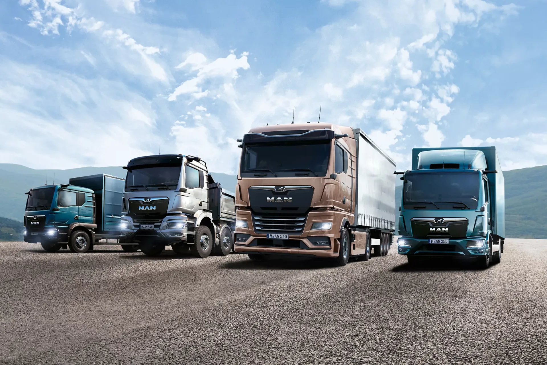Gamma di camion MAN in sosta con le montagne sullo sfondo: progetto Impromart MAN di FV Digital Agency