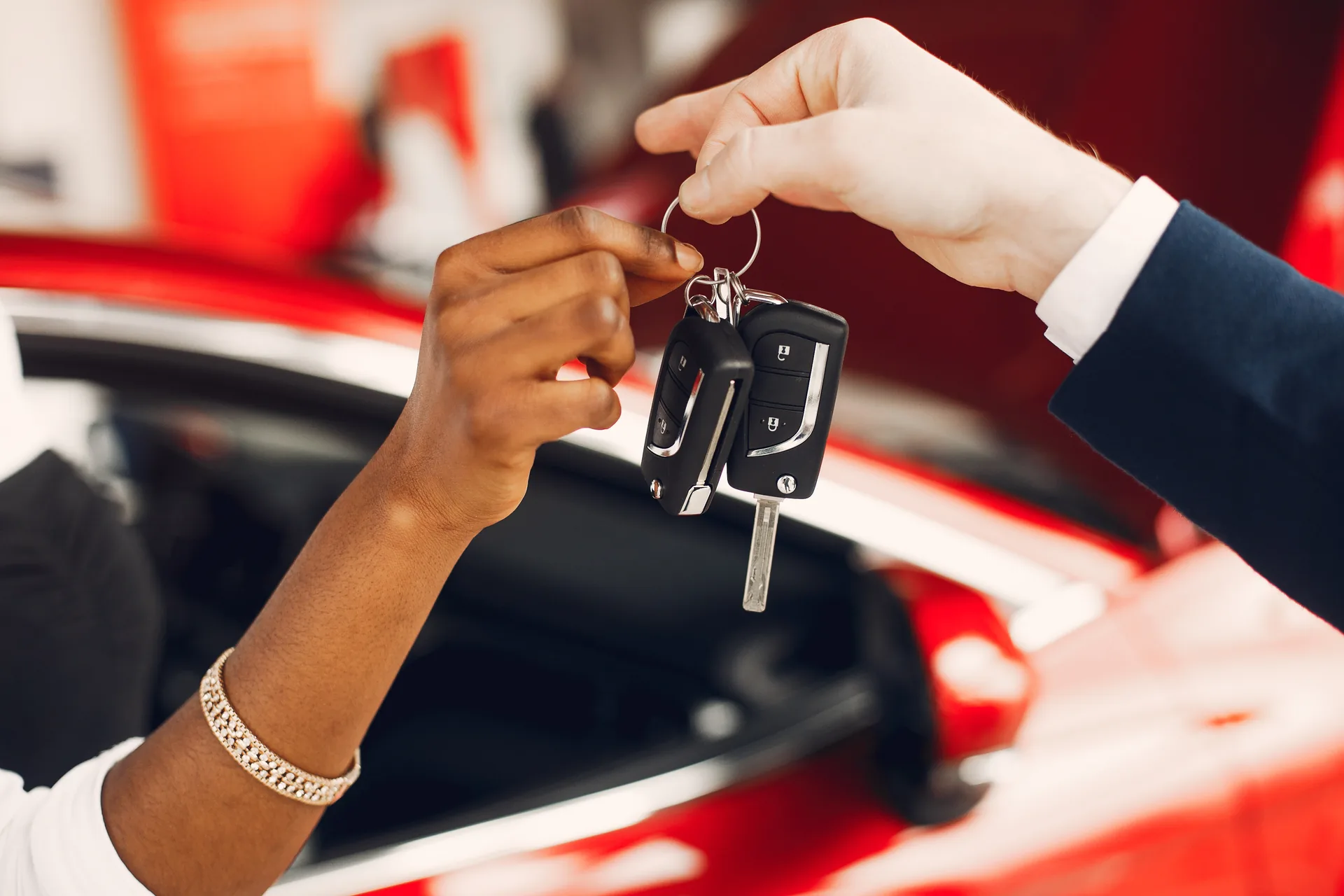 Consegna delle chiavi di un'auto rossa durante il noleggio: progetto MyRental Car di FV Digital Agency