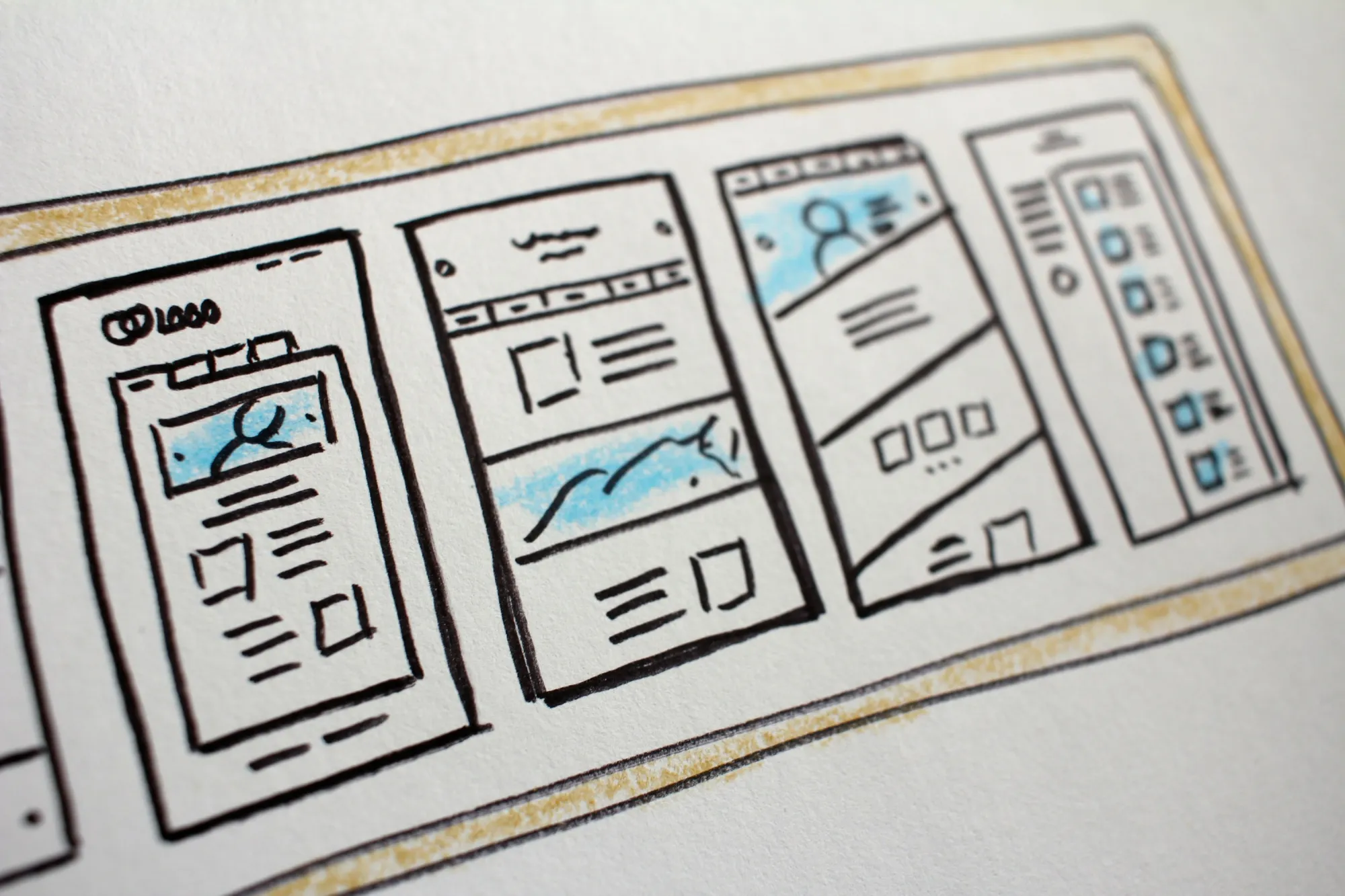 Wireframe disegnati a mano di pagine web su carta: ripensare il sito prima di rifarlo