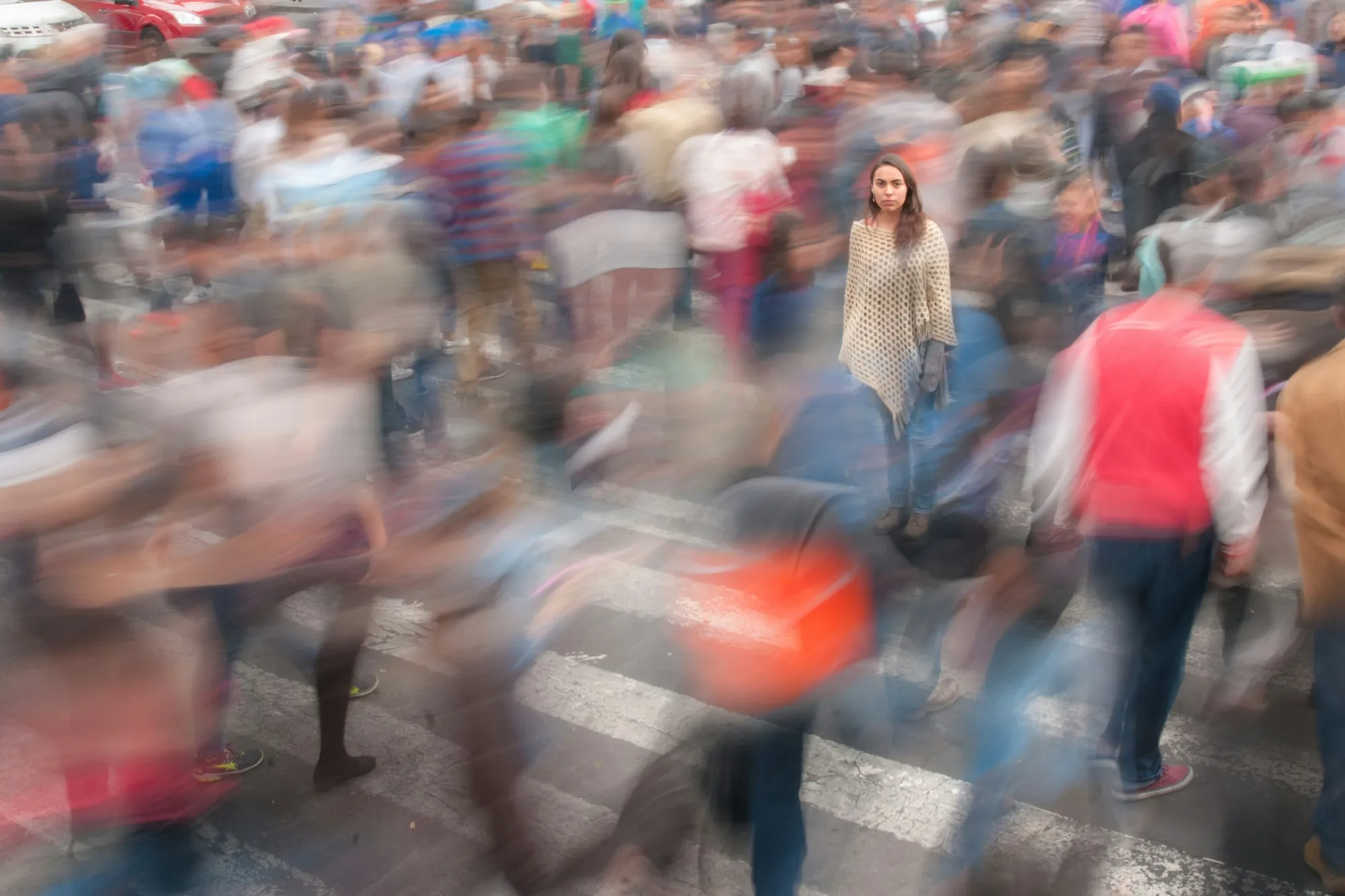Una persona nitida in mezzo a una folla sfocata: distinguersi dal resto