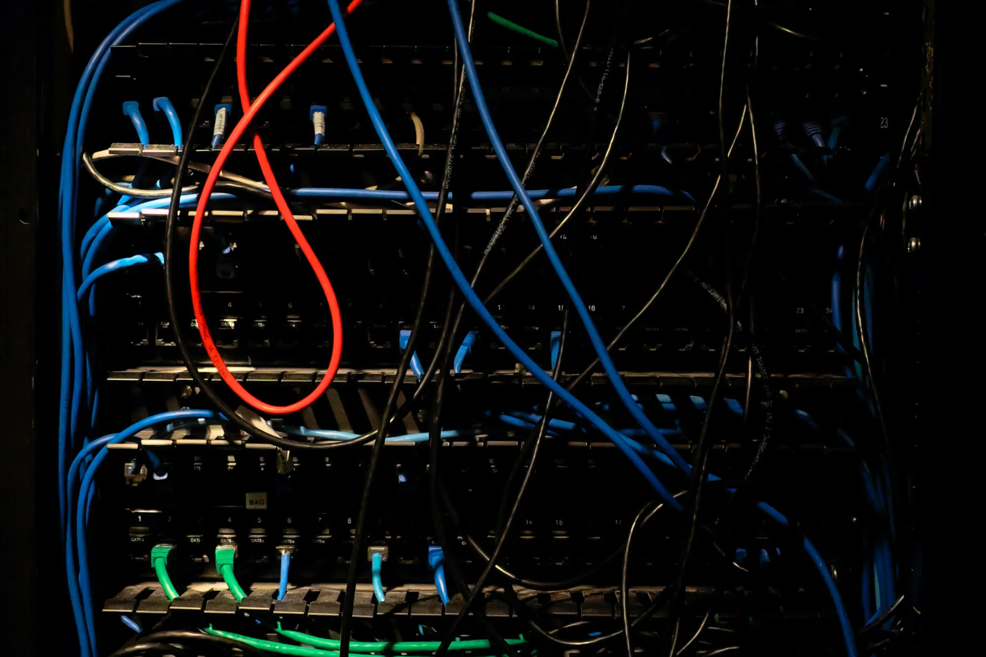 Armadio di rete con cavi blu e un solo cavo rosso: sistemi che non dialogano tra loro