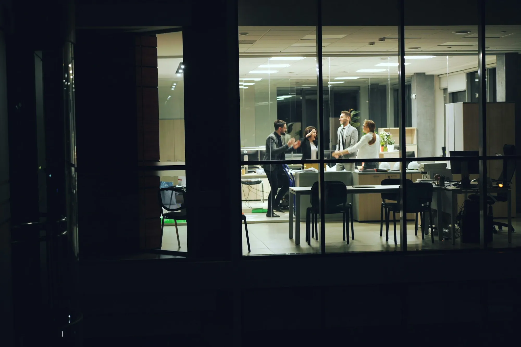 Ufficio illuminato visto di notte dall'esterno: il sito che deve lavorare