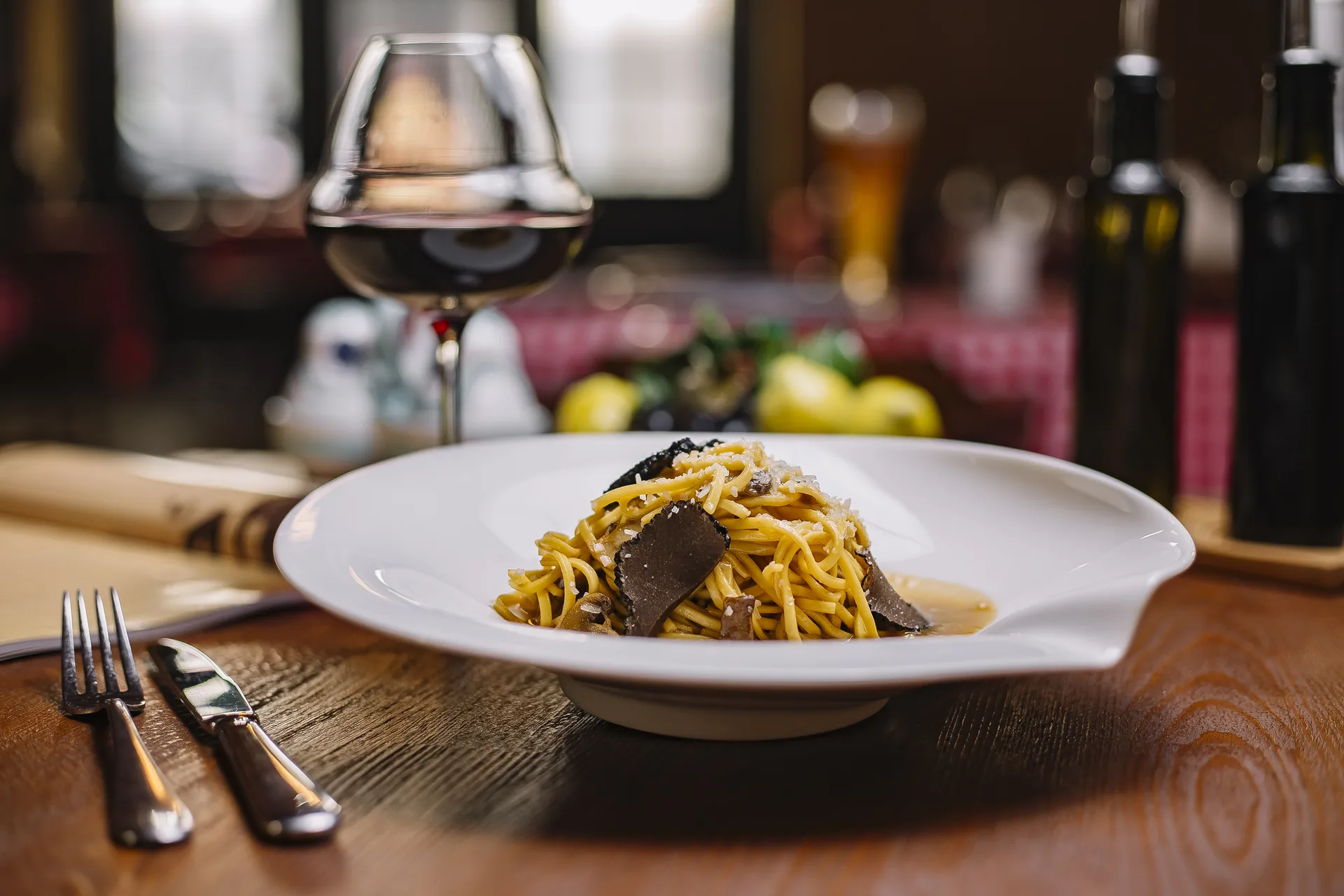 Piatto di spaghetti al tartufo con parmigiano su un tavolo di ristorante: progetto O’Vico di FV Digital Agency