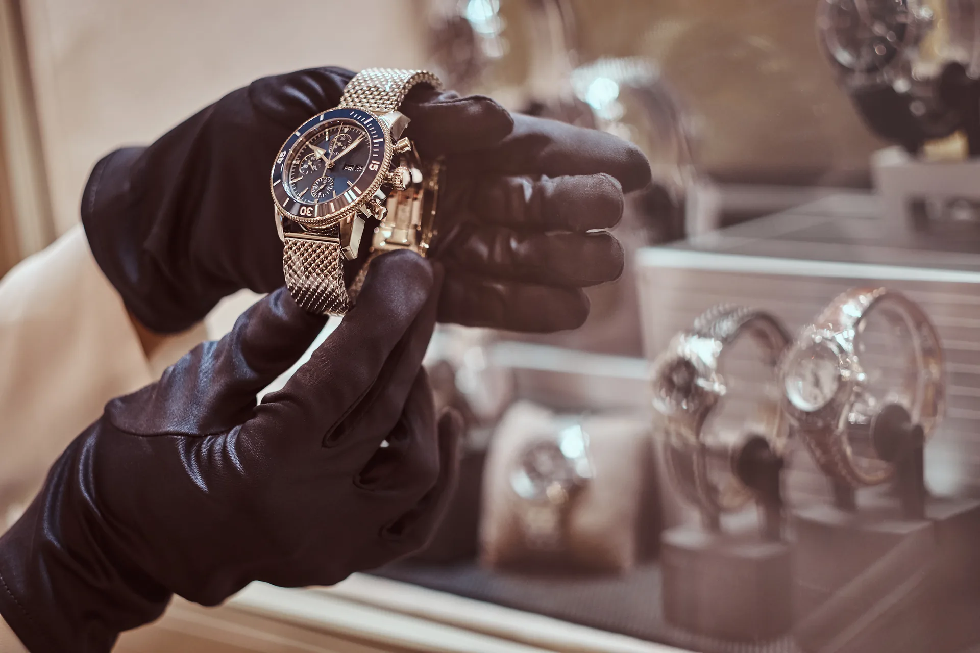 Prestige Orologi: case study · Brand Identity, Social Media Management | FV Digital Agency Mani con guanti neri che mostrano un orologio di lusso in gioielleria: progetto Prestige Orologi di FV Digital Agency