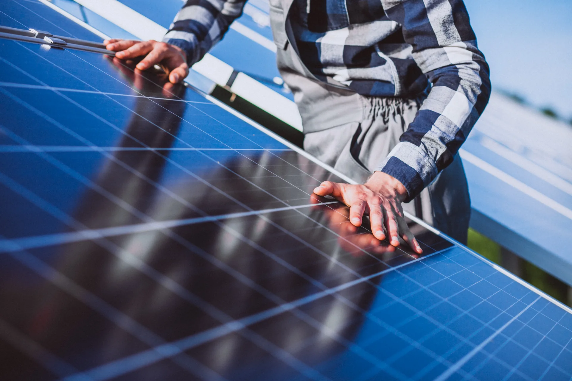 Renewal Service: case study · Soluzioni Digitali Personalizzate, Siti Web Corporate | FV Digital Agency Tecnico che installa un pannello fotovoltaico: progetto Renewal Service di FV Digital Agency