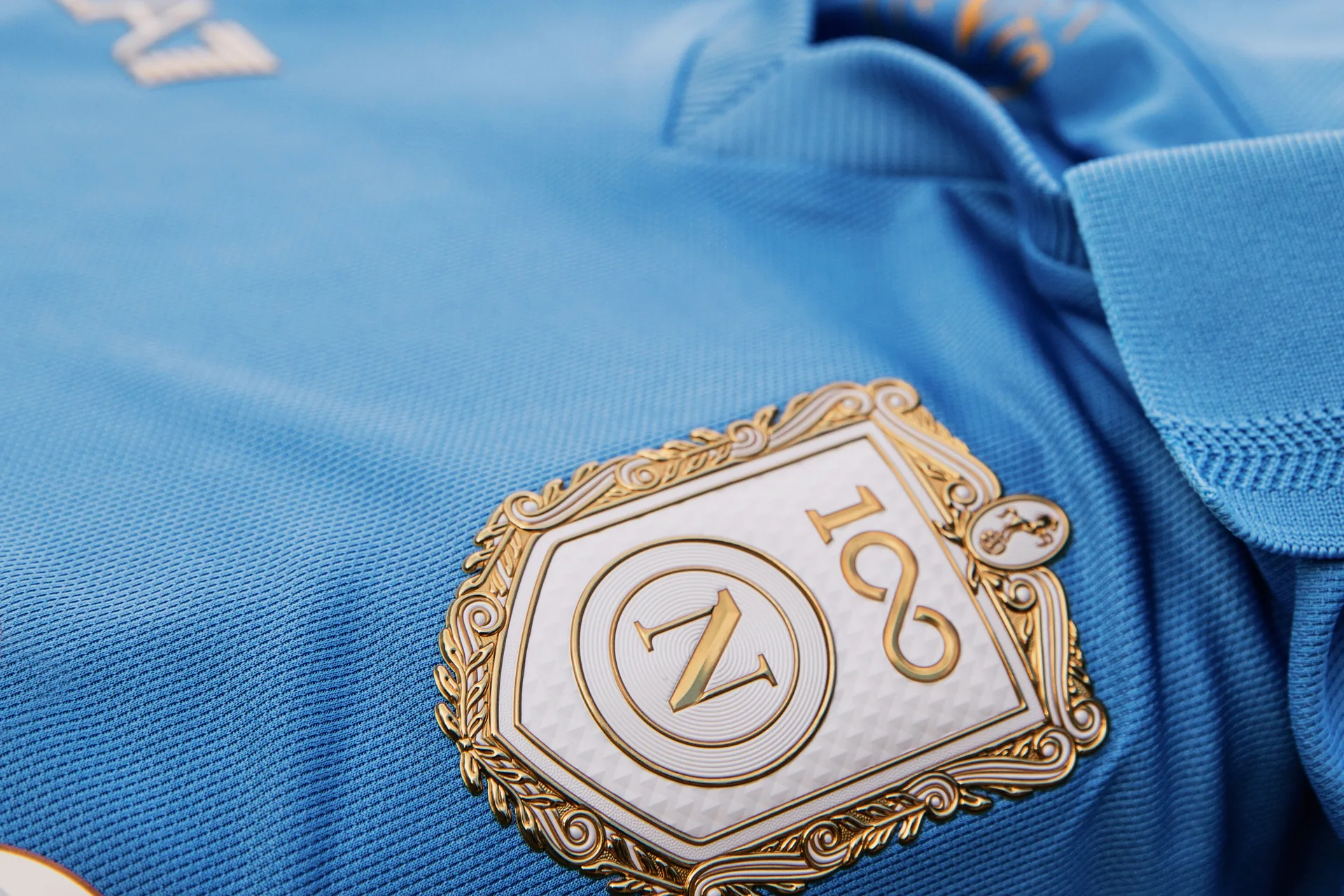 SSC Napoli Watch: case study · Consulenza Marketing, Soluzioni Digitali Personalizzate | FV Digital Agency Dettaglio dello stemma ricamato su una maglia azzurra: progetto SSC Napoli Watch di FV Digital Agency