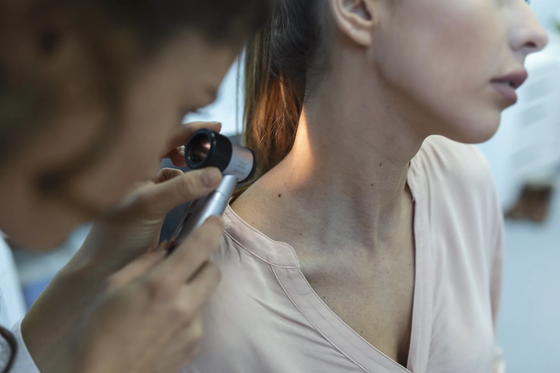 Dermatologa che esamina la pelle di una paziente con un dermatoscopio: progetto Studio Fabbrocini di FV Digital Agency