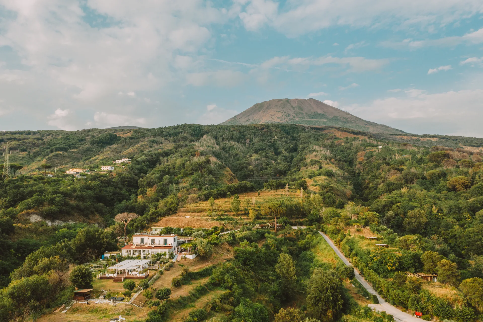 Veduta aerea della tenuta tra le colline e il Vesuvio: progetto Tenuta Le Fornacelle di FV Digital Agency